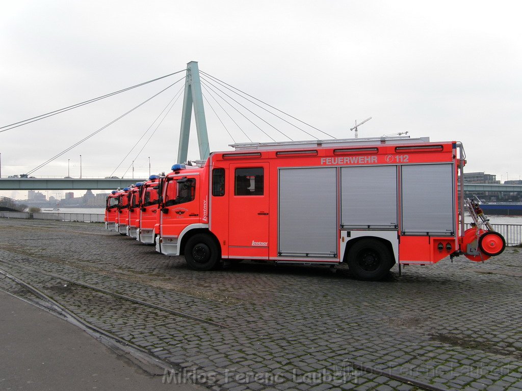Neue LF`s fuer Koeln Uebergabe in Koeln Deutz an den Wachen  P001.JPG